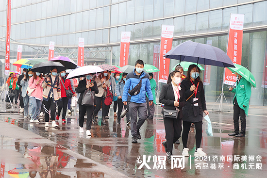 火爆化妝品招商網亮相濟南美業(yè)博覽會 火爆化妝品招商網亮相濟南美業(yè)博覽會