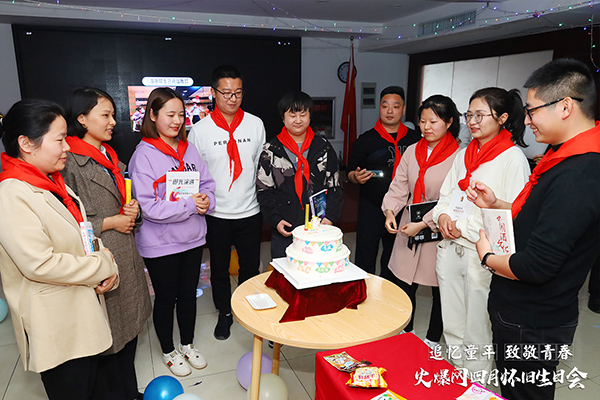 “追憶童年·致敬青春”火爆網(wǎng)4月懷舊生日會(huì)圓滿舉辦 “追憶童年·致敬青春”火爆網(wǎng)4月懷舊生日會(huì)圓滿舉辦