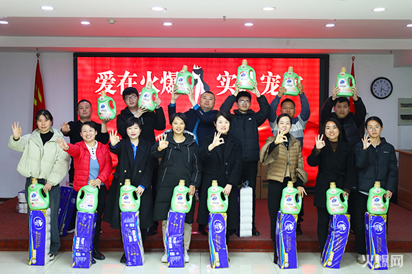 巾幗綻芳華,逐夢新火爆!火爆網為員工發(fā)放女神節(jié)禮品! 巾幗綻芳華,逐夢新火爆!火爆網為員工發(fā)放女神節(jié)禮品!